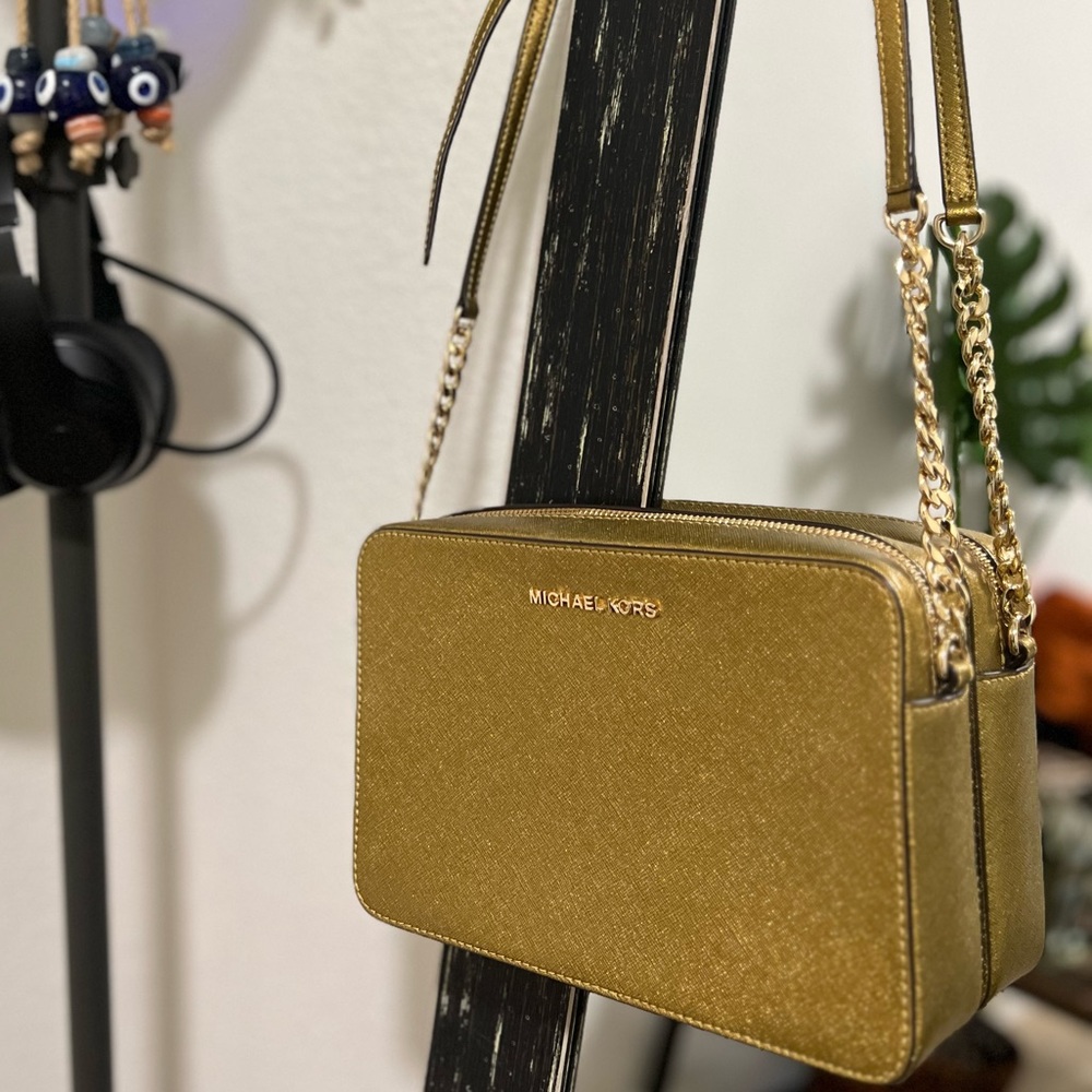•LIKE NEW•MICHAEL KORS Metallic Gold Crossbody Bag